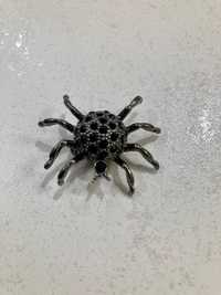 Broszka - pająk z czarnymi kamieniami