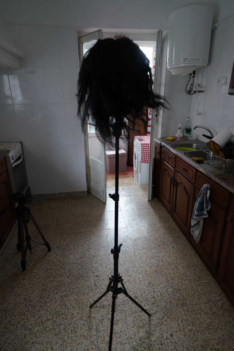 cabeça de boneca com cabelo verdadeiro e tripé