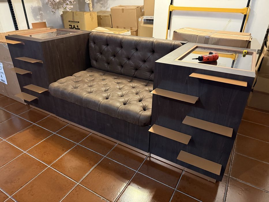 Banco em madeira e capitonê