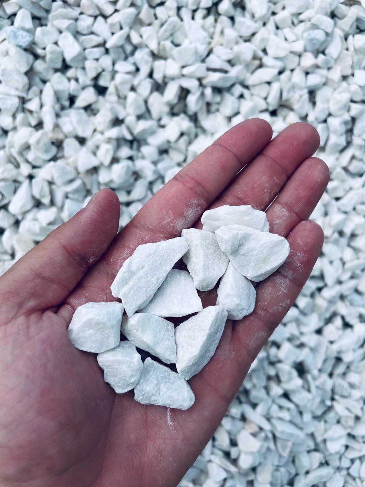 Białe Żółte Czarne Kamienie Naturalne Opaska wokół Pomnika Grobu