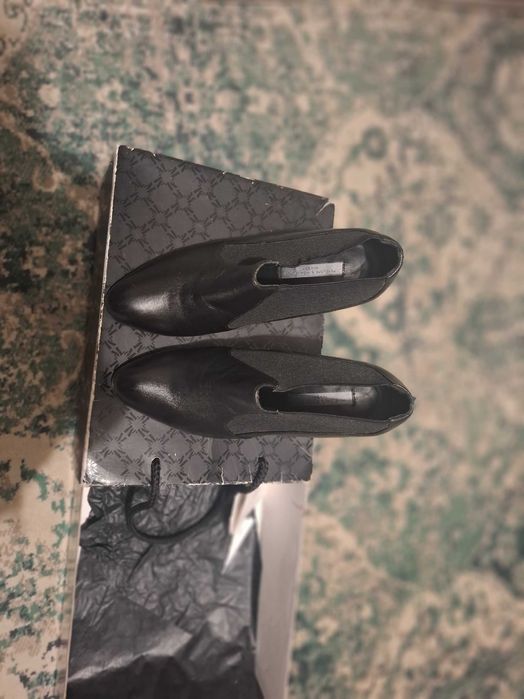 Botins de pele e salto fino