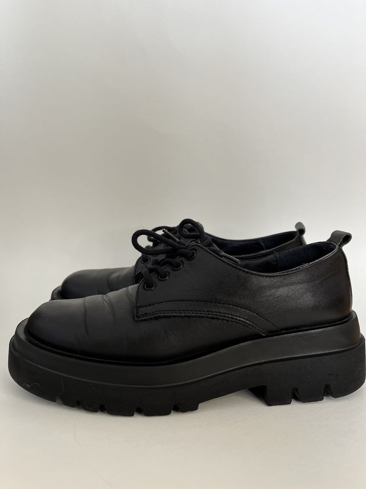 Шкіряні туфлі чорного кольору на шнурівці