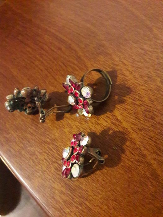 Conjunto de Bijuteria Vintage – Anel Ajustável e Brincos de Pressão