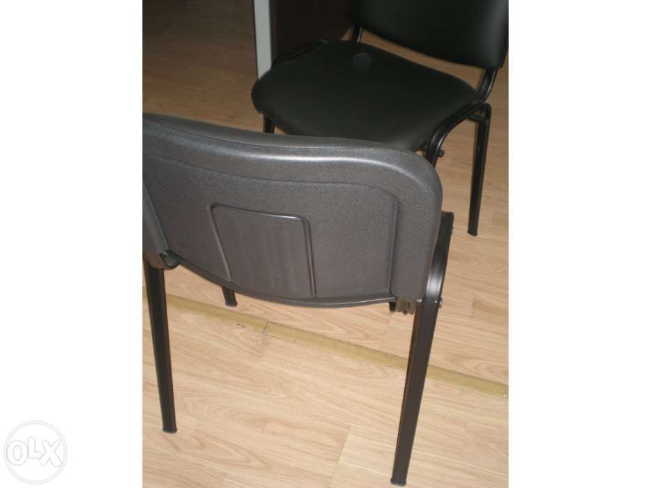 Cadeira de 4 pés em semi-pele preta " Nova"