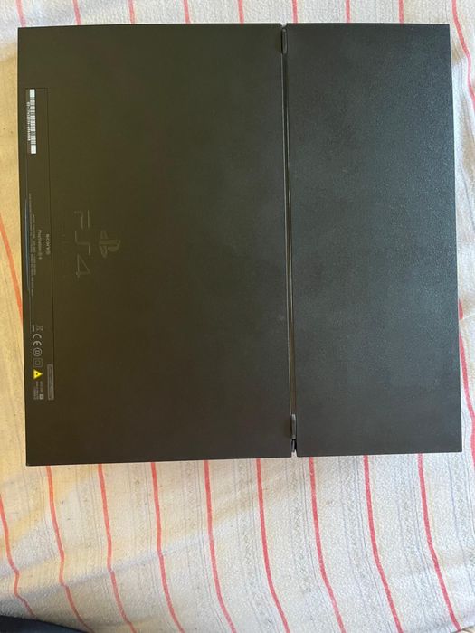 PlayStation 4 com comando e jogos