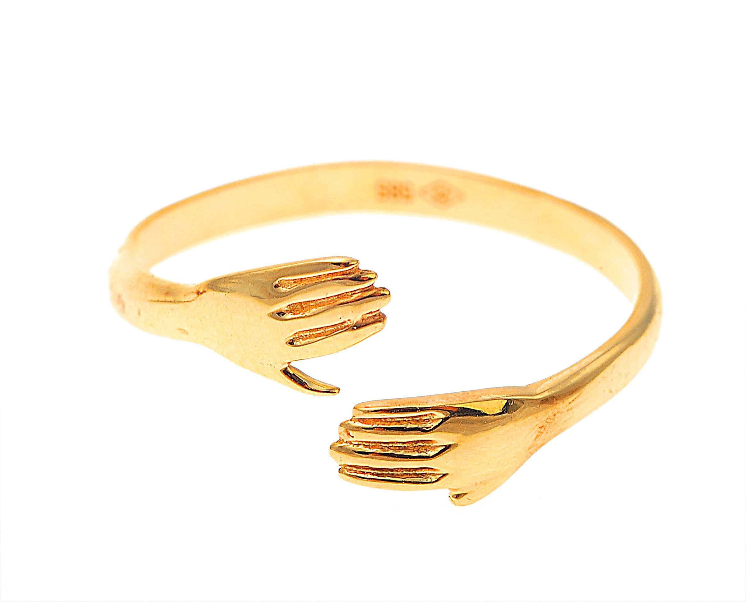 Złoty pierścionek nowoczesny dłonie żółte 319123
