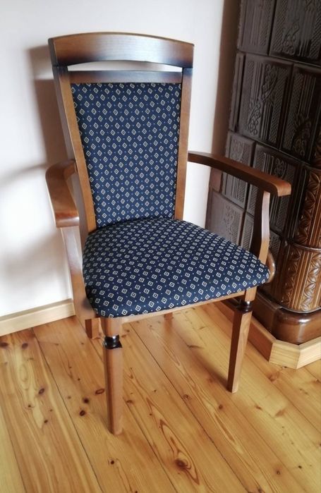 Kanapa, stolik i krzesło