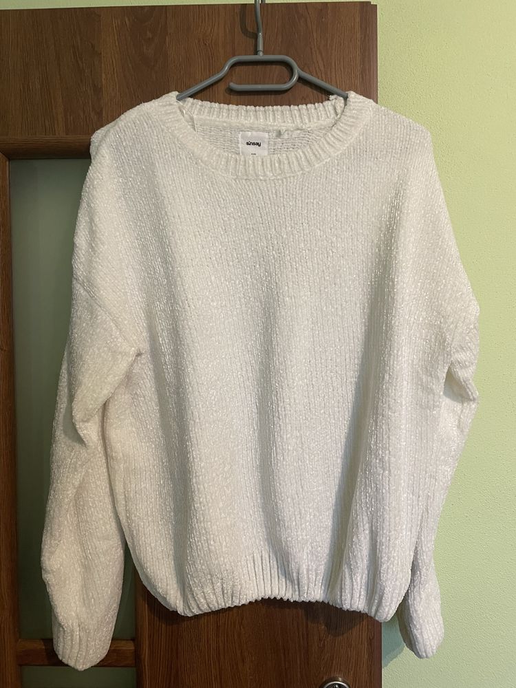 Sweter z miłego materiału