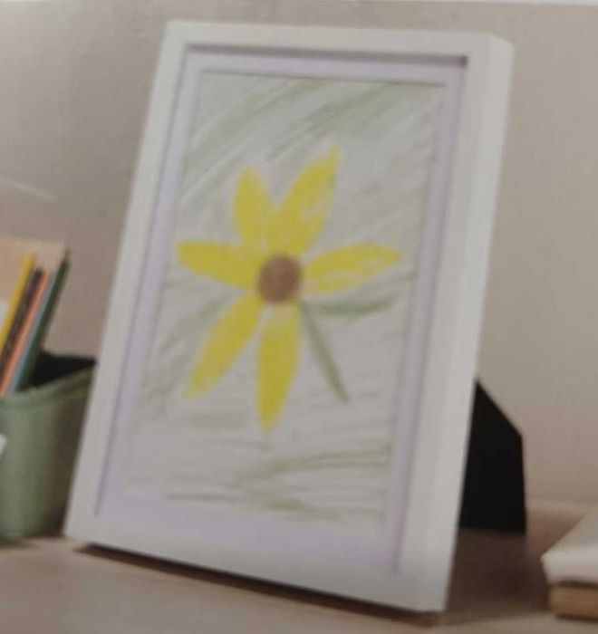 Дерев'яна рамка-шкатулка для малюнків.