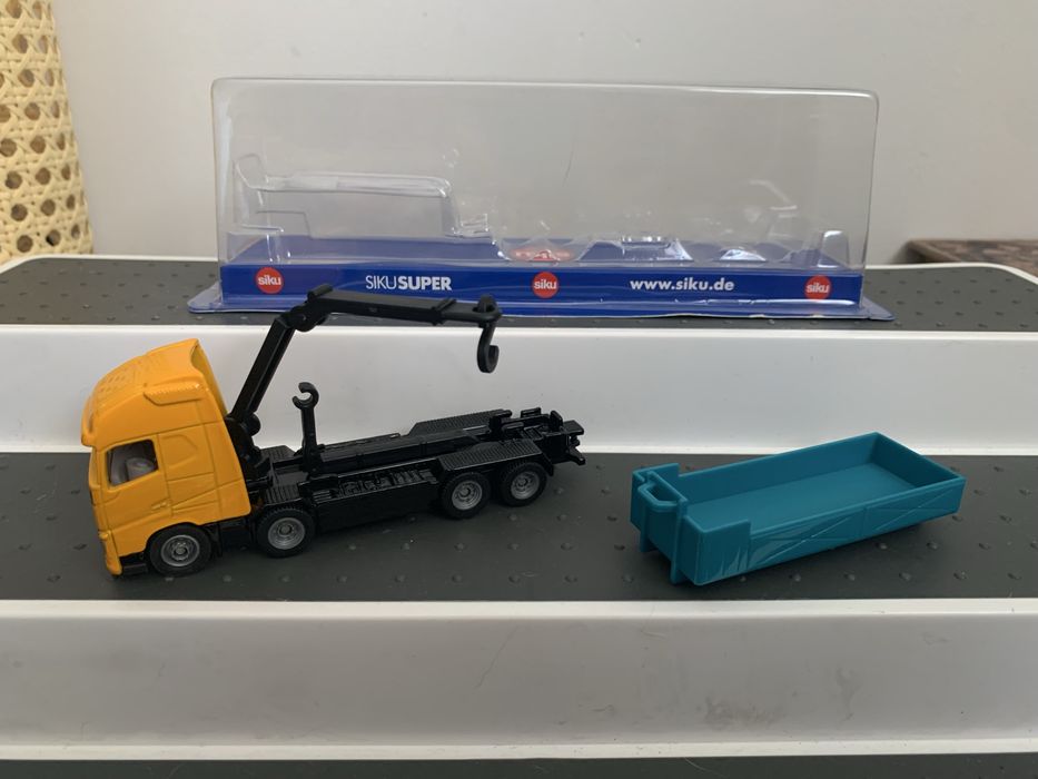 Siku Super Roll-off Tipper with Crane