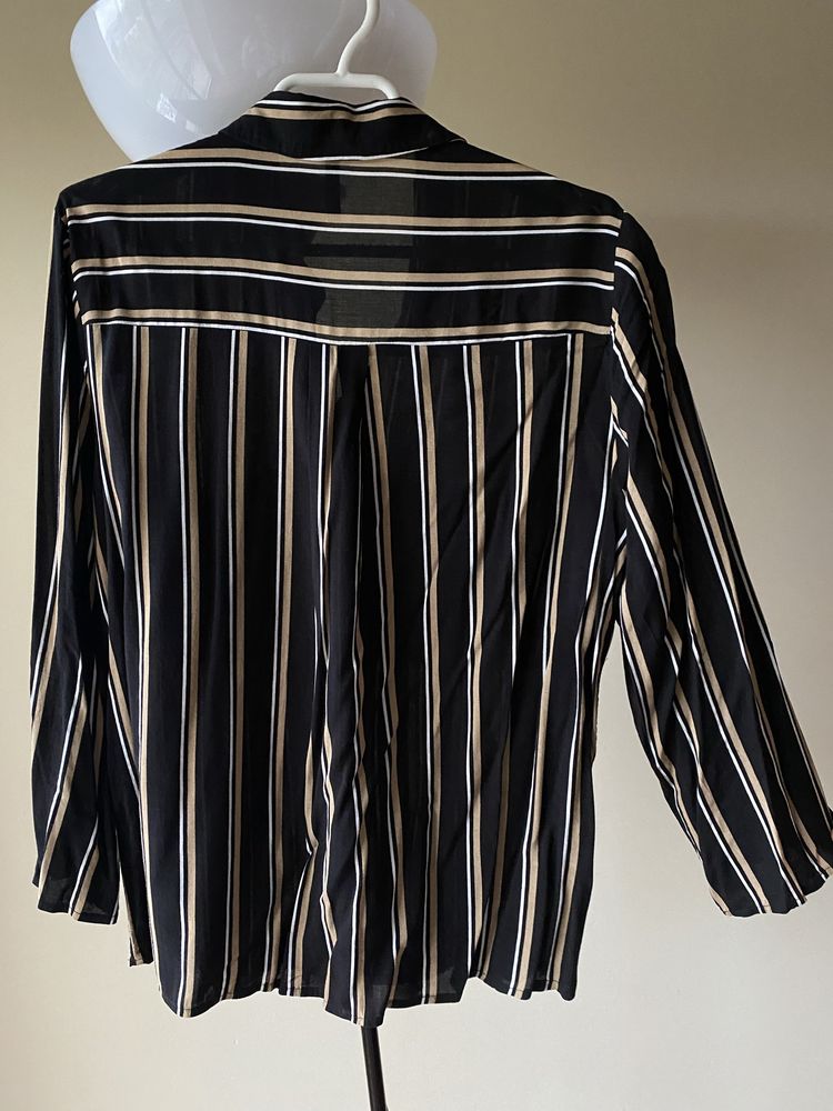 Camisa preta às riscas / Black striped shirt