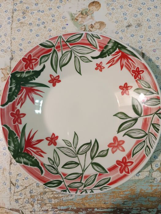 Vendo os pratos de loiça com flores bom estado