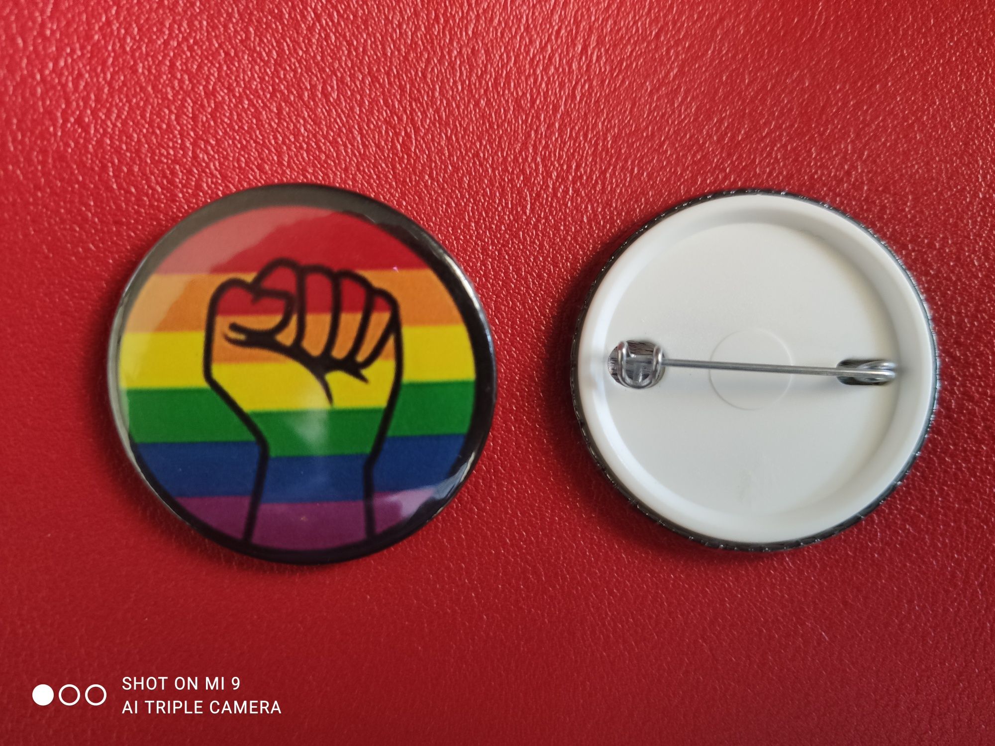 Pin Bandeira LGBT + Mão
