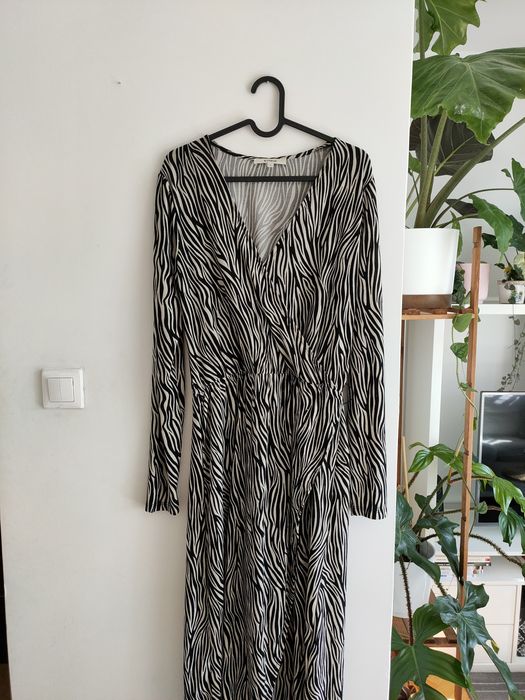 Długa wzorzysta sukienka asymetryczna