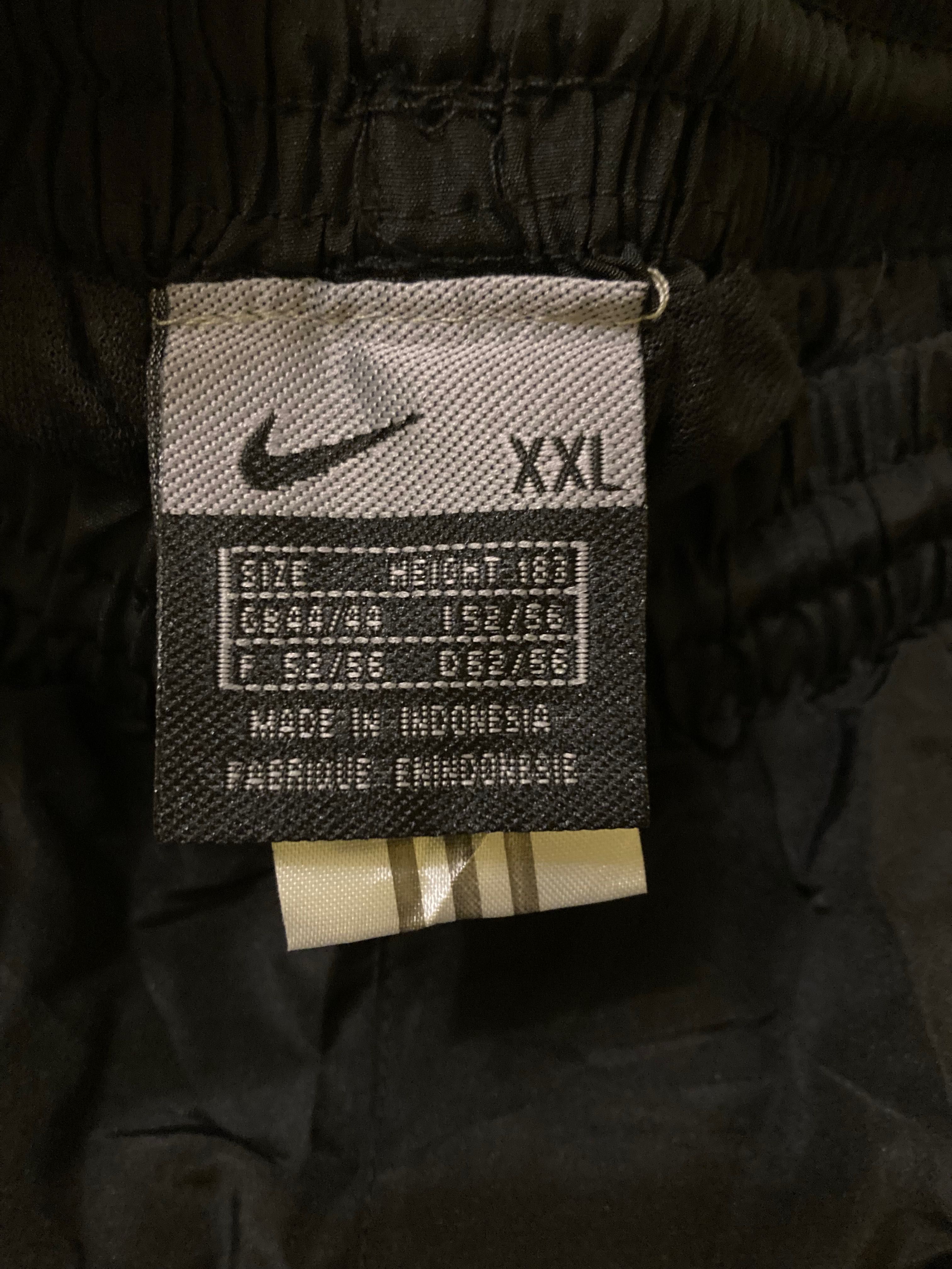 Nowe sportowe spodnie Nike L/XL rozmiaru.
