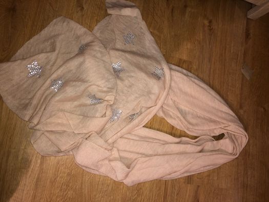 chusta szal chustka CUBUS pudrowy róż różowa gwiazdki elegancka szalik