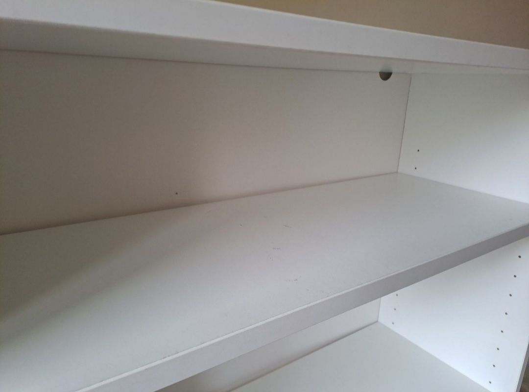 Jeden biały regał  ikea