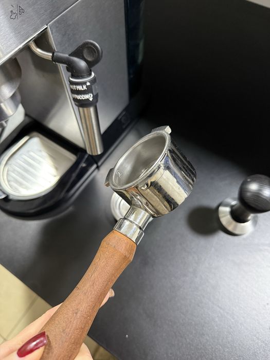 Кавоварка рожкова DELONGHI Dedica EC685.M