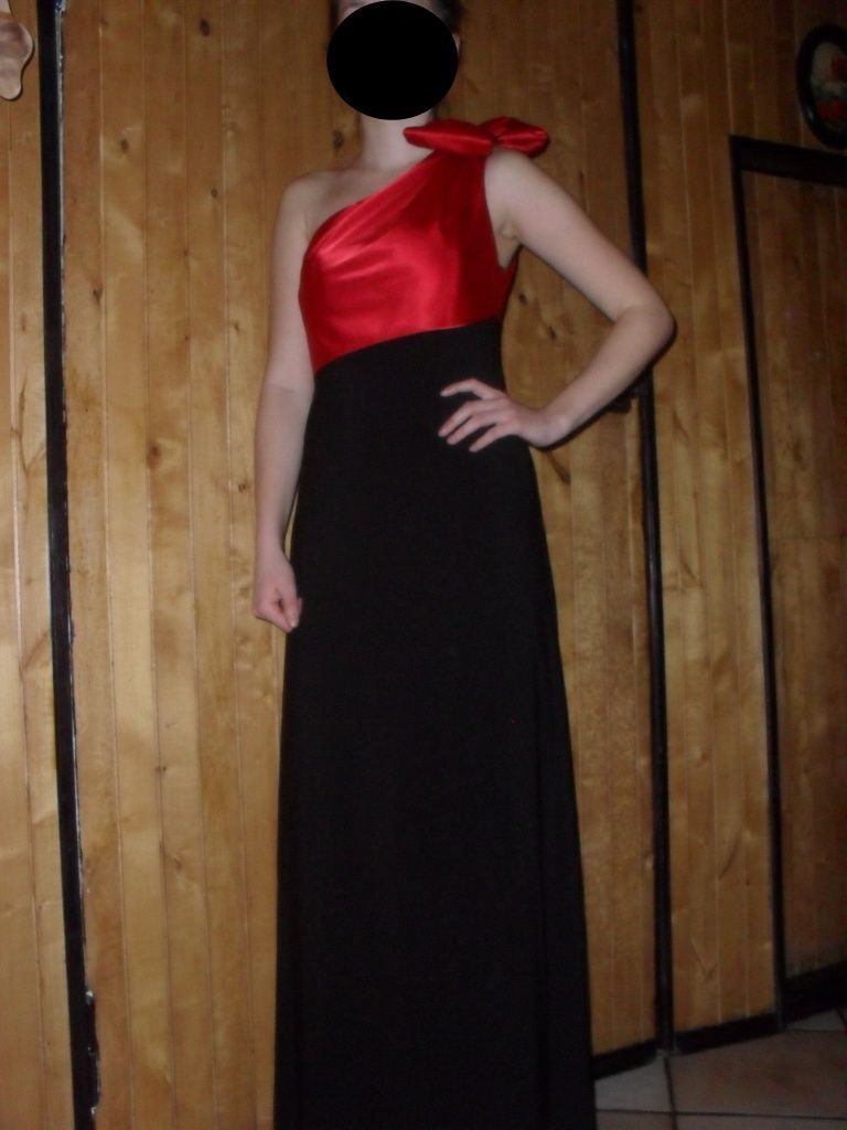 Efektowna suknia z kokardą długa na ramię czerwona czarna