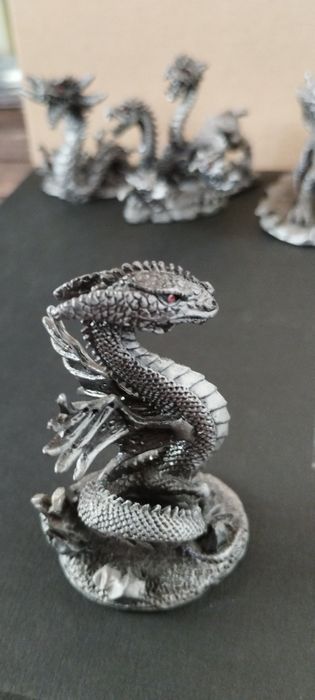 Vendo coleção de dragões de metal