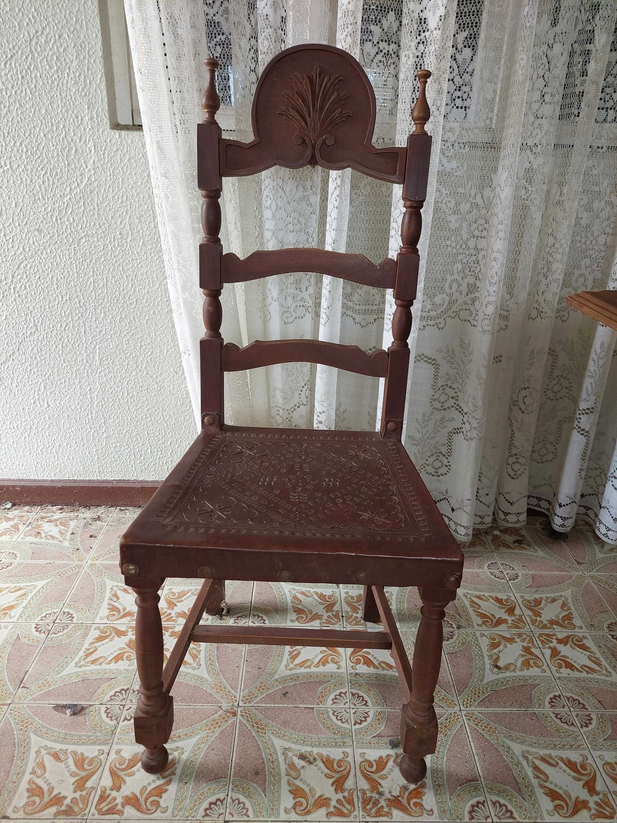 Mobília de sala de jantar antiga