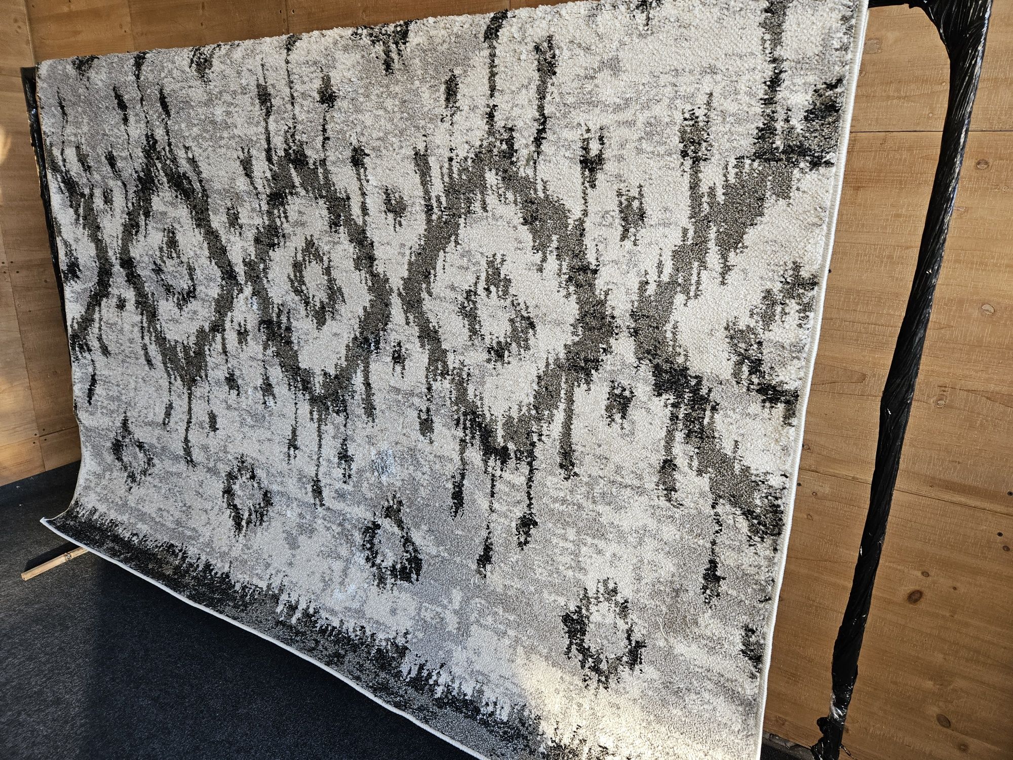 Szary dywan 200 x 290 cm czarne wzory
