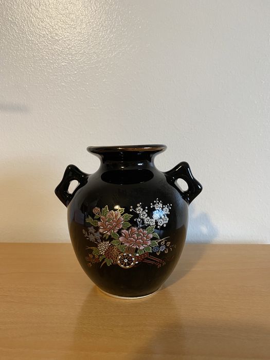 Jarra vintage com pintura flores