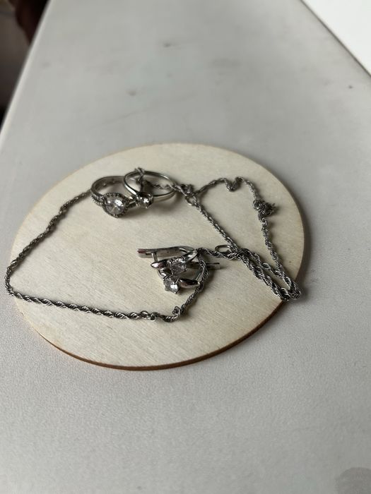 Срібні прикраси в ідеальному стані