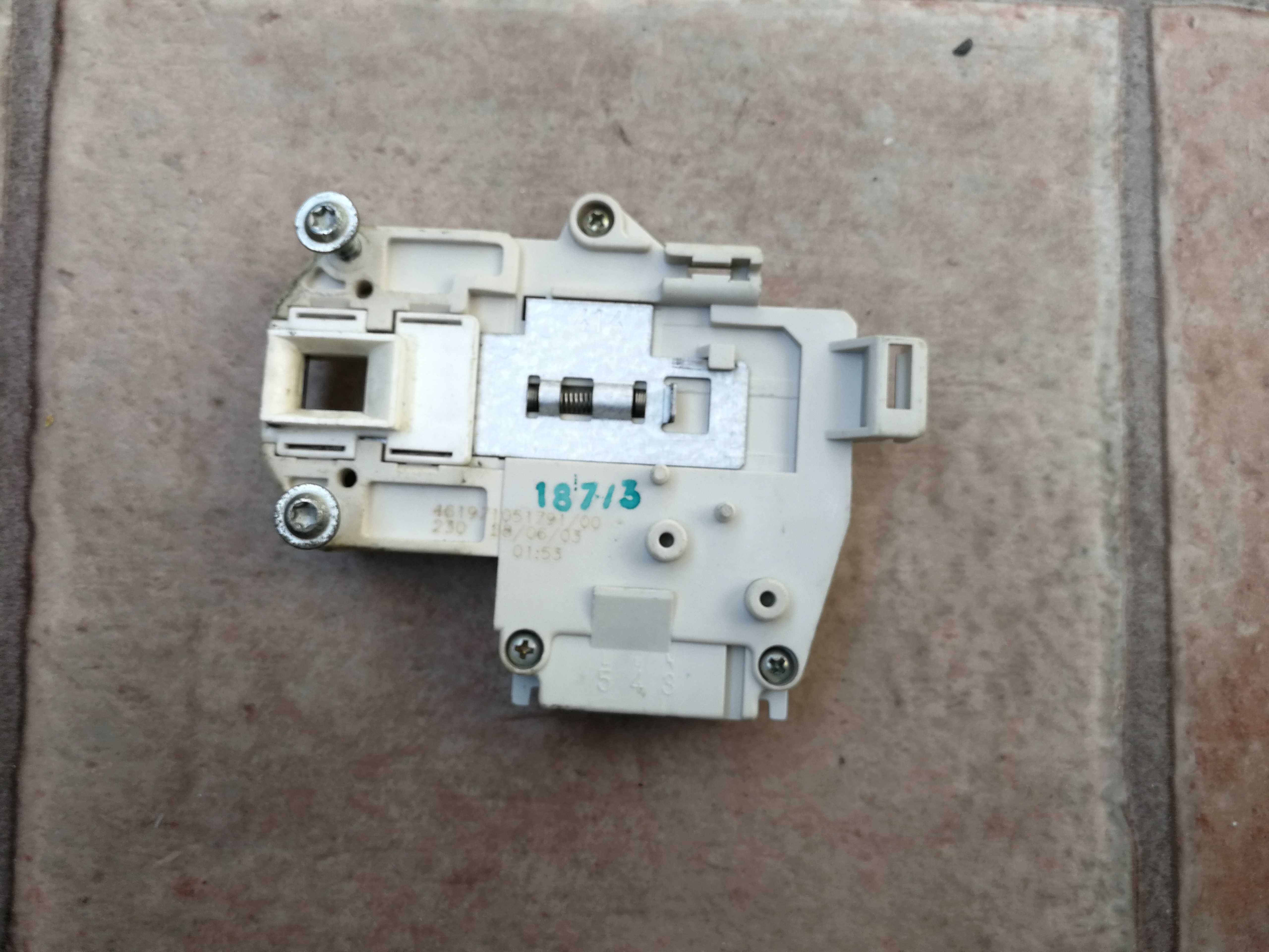 blokada otwarcia drzwi od pralki Whirpool AMW 6071