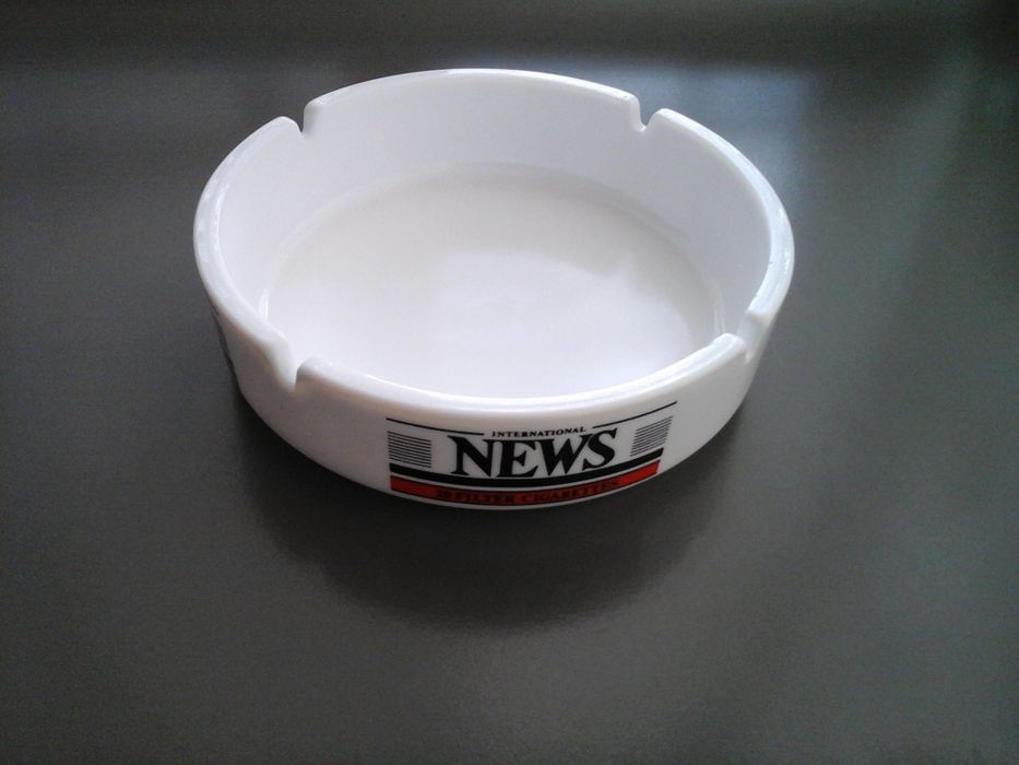 Cinzeiro em vidro com publicidade à News International