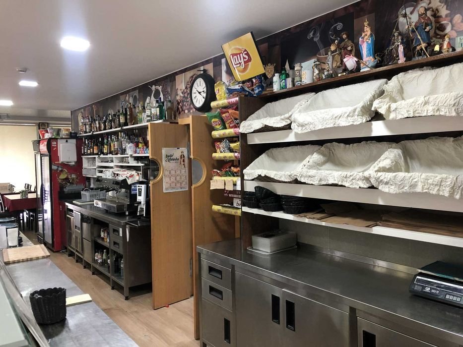 Café/Restauração totalmente equipado e mobilado.
