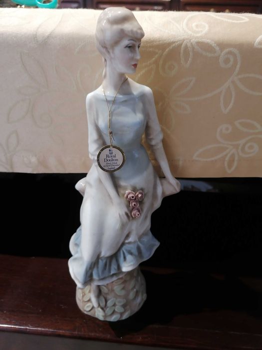 Estatuetas em porcelana. ROYAL DOULTON NOVAS