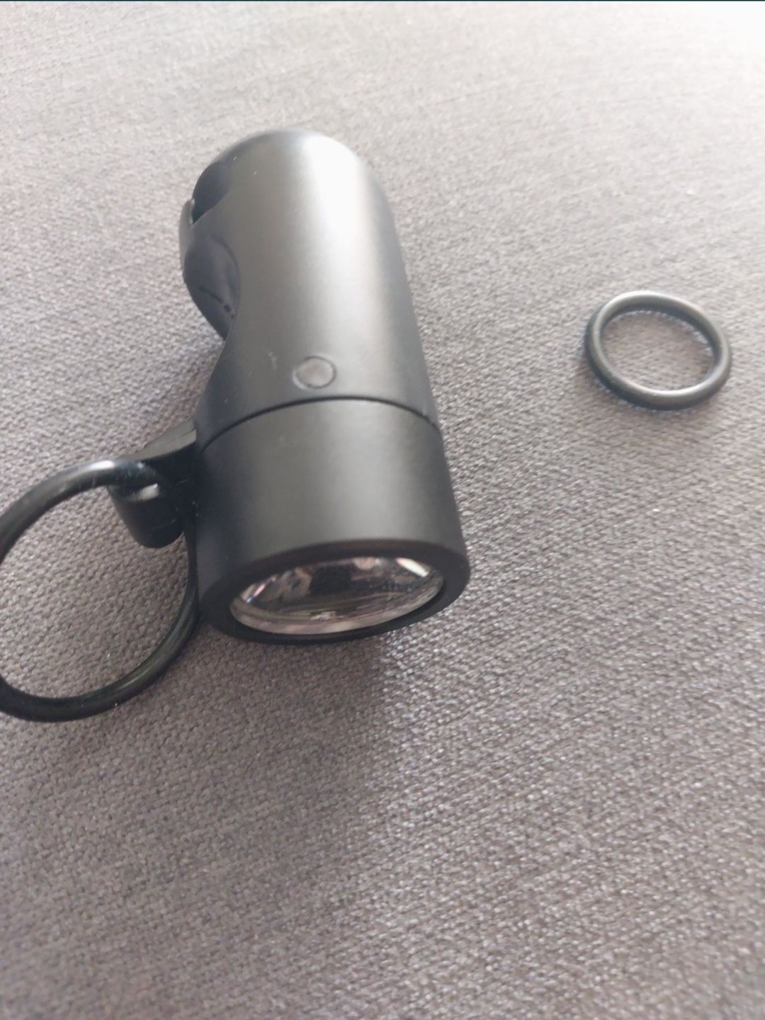 Lampka rowerowa Knog Plug przednie oświetlenie widoczność na drodze