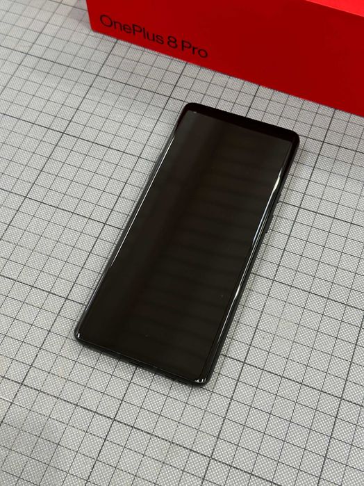 One Plus 8 Pro (128GB) - Como novo!