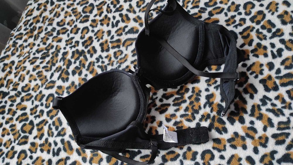 Czarny biustonosz gładki lekki push up basic