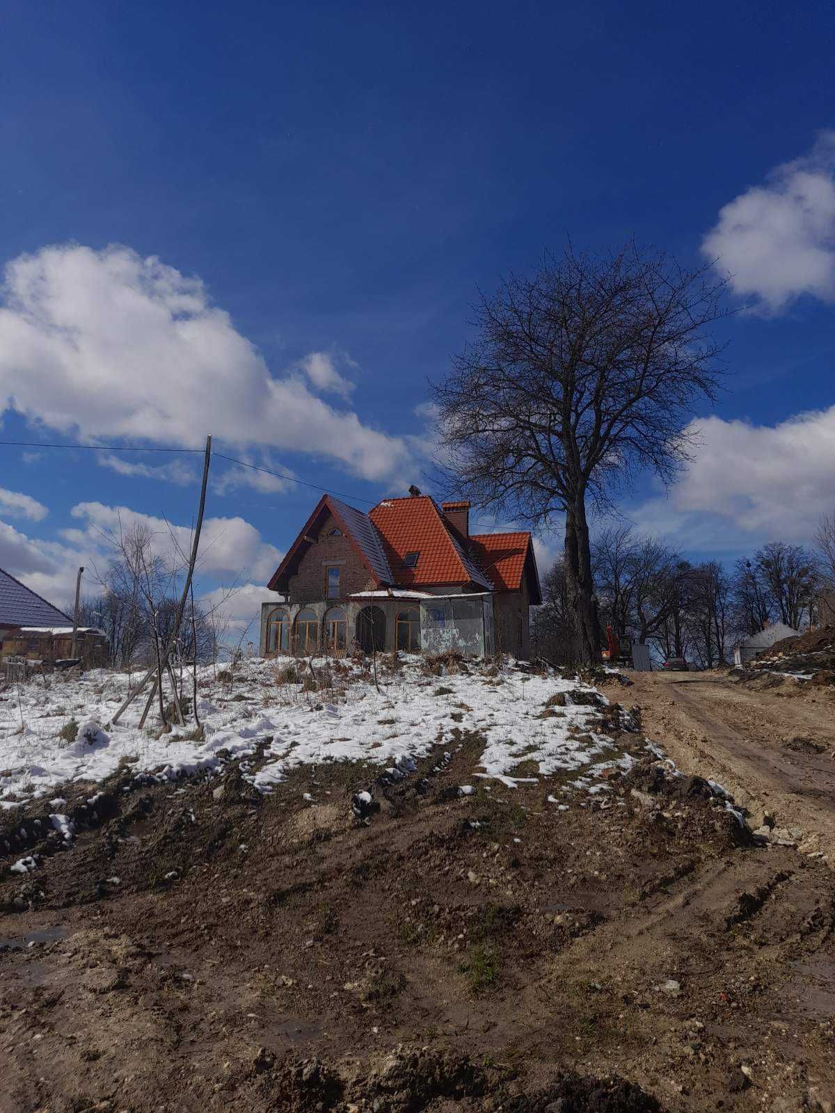 Житлові будівлі та земельні ділянки в с. Деревач