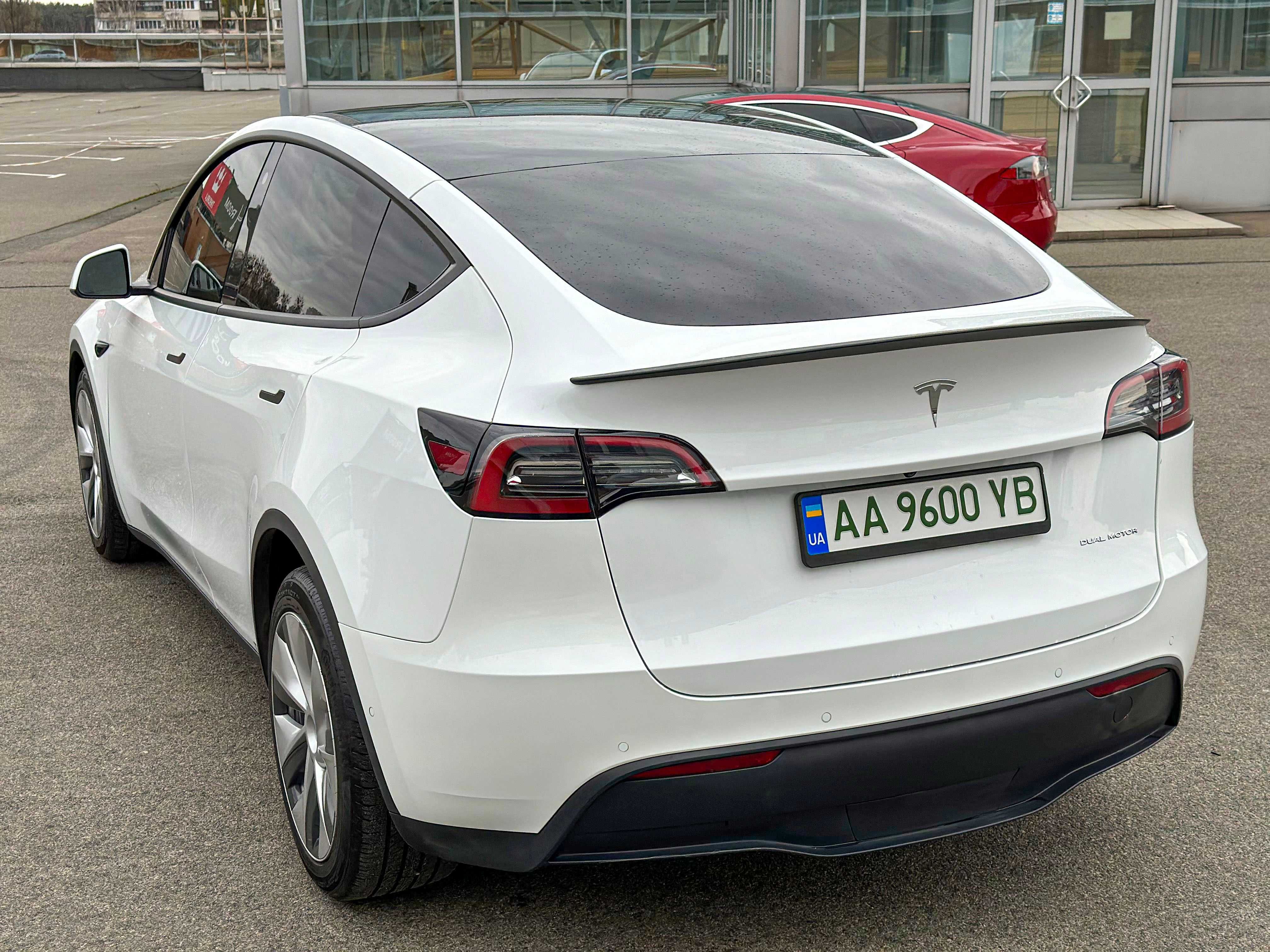 Tesla Model Y 2022 року. Dual Motor Long Range. Білий колір.