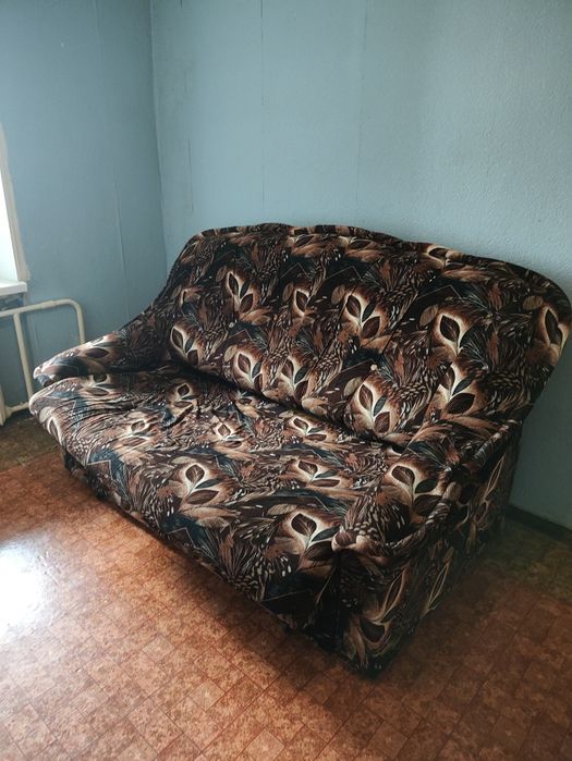 Меблі вживані, диван та тумбочки