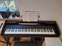 Piano Digital Korg SP200 com Suporte Universal e Extras