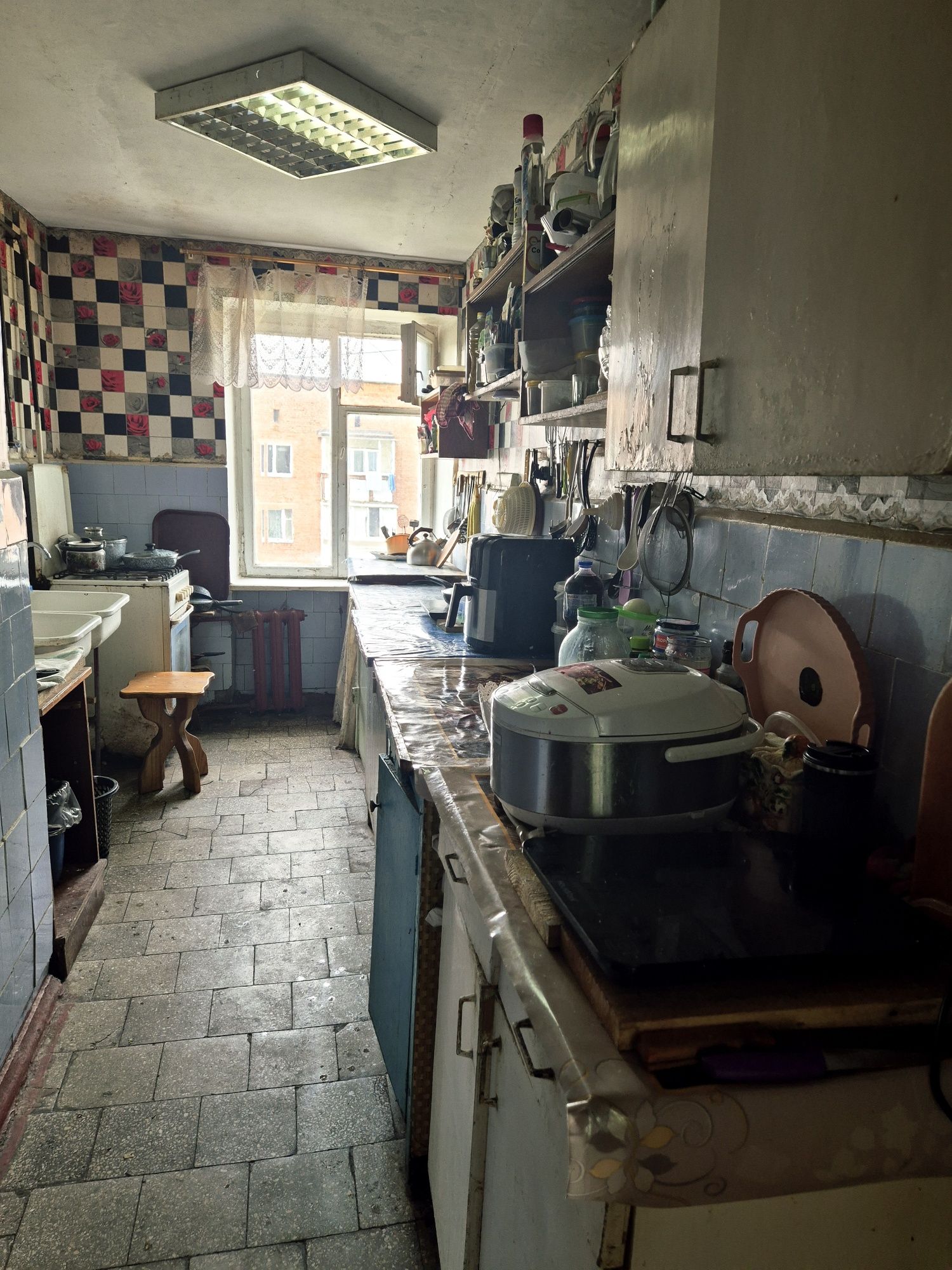 Кімната в гуртожитку з гарним ремонтом