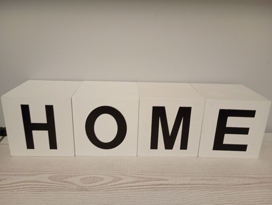 Kostki z napisem HOME