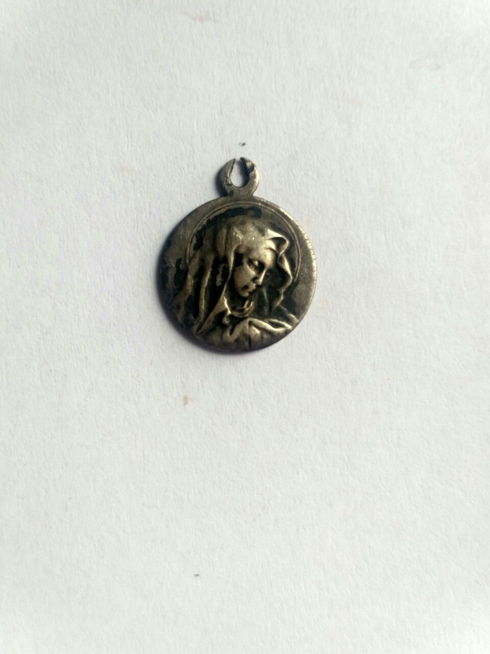1 крона 1893 і 1894 років. Також медальйони католицькі і інші монети