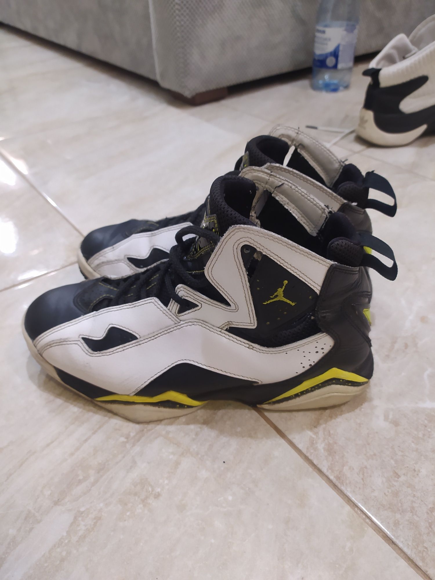 Jordan true flight wite/black