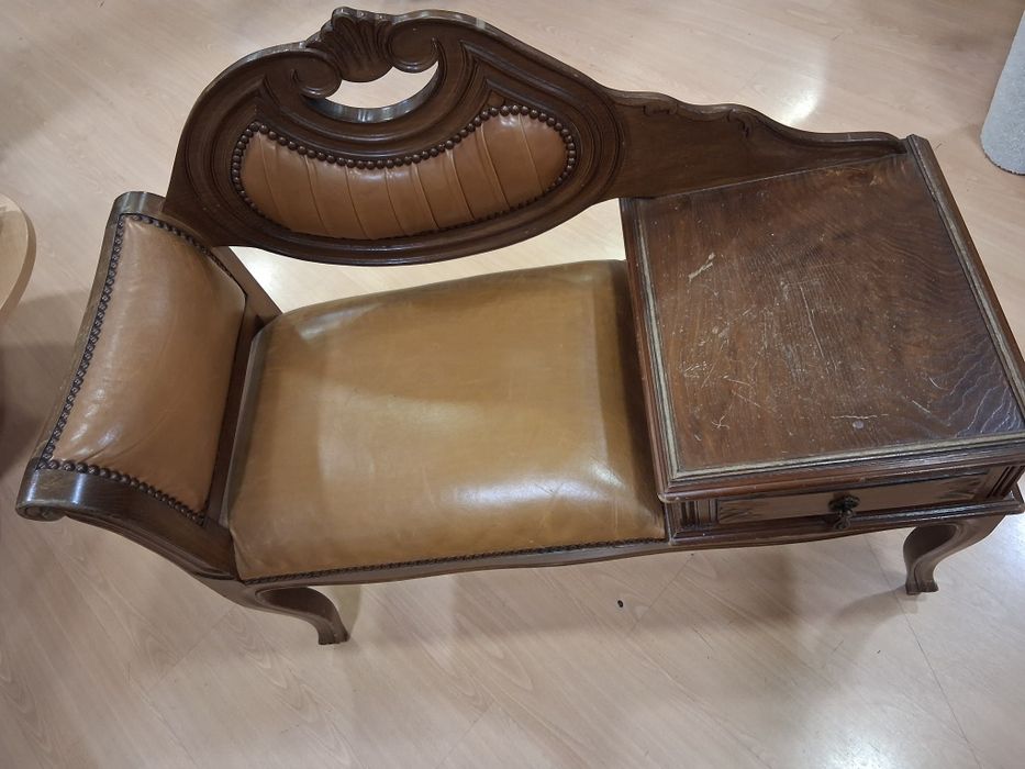 Mesa e banco de telefone antigo em madeira