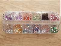 Caixa de brilhantes várias cores, unhas de gel