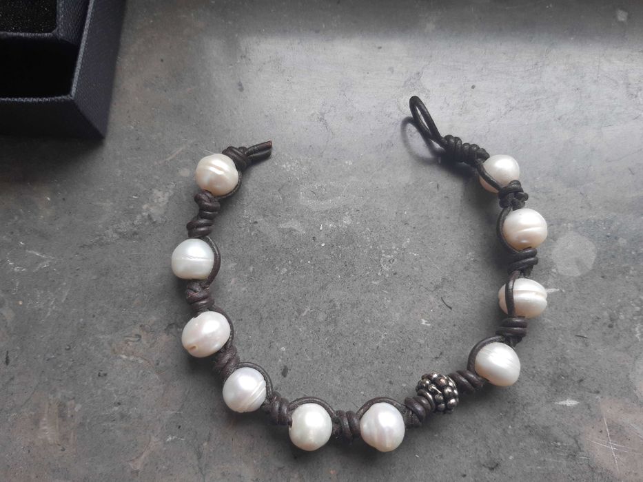 Pulseira pérolas, prata e couro, nunca usada