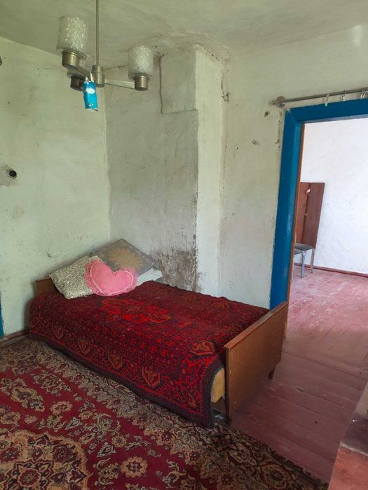 Продам цегляну окрему половину будинку в Золочеві під ваш ремонт.