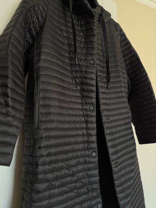 Стьобане чорне пальто