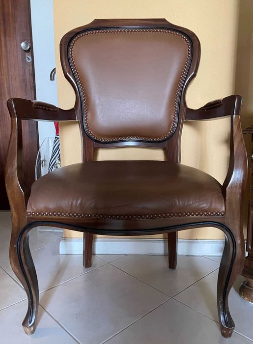 Cadeirão em madeira Mogno e Pele