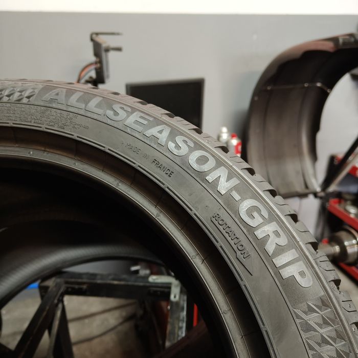 215/55/18 XL Sprzedam parę opon całorocznych Semperit